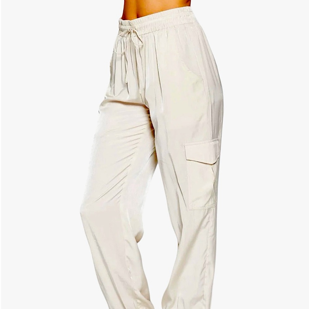 SincerelyJules Women’s Wide leg Ivory cargo pants with one pocket , size Xl ,